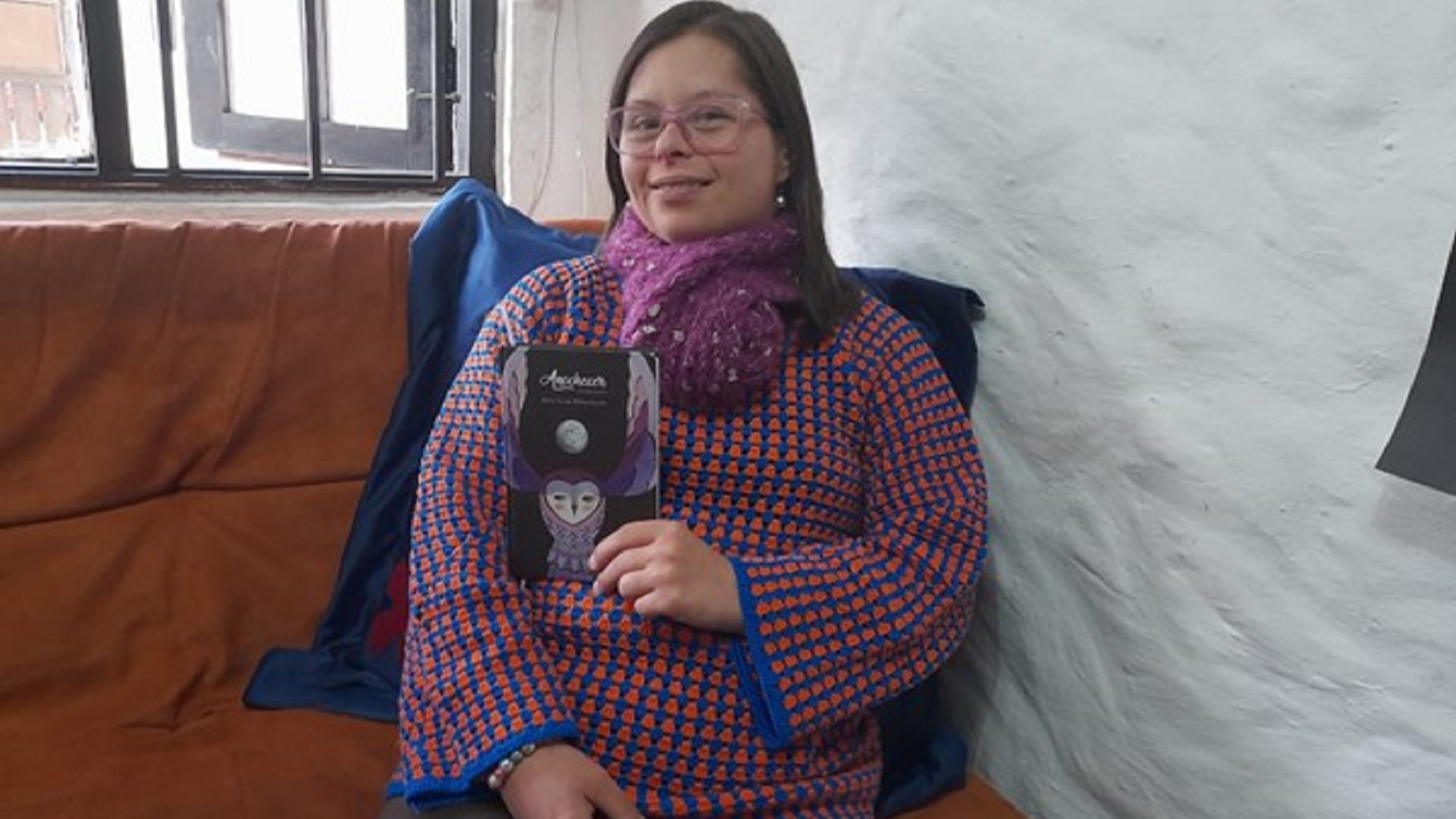 Escritora, Diana Molano, sostiene en sus manos el libro de su autoría: Anochecer.