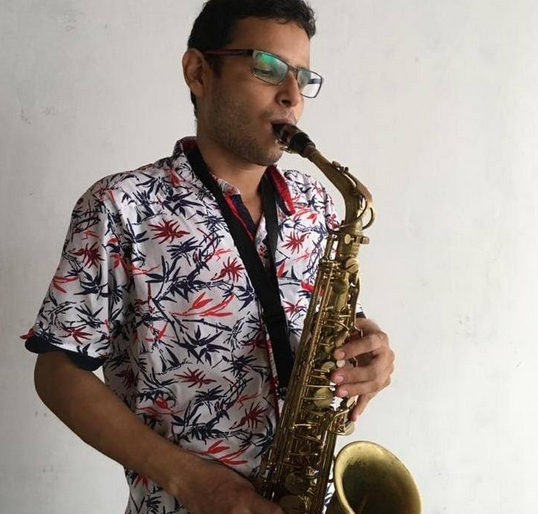 Luis Ángel interpretando el saxofón