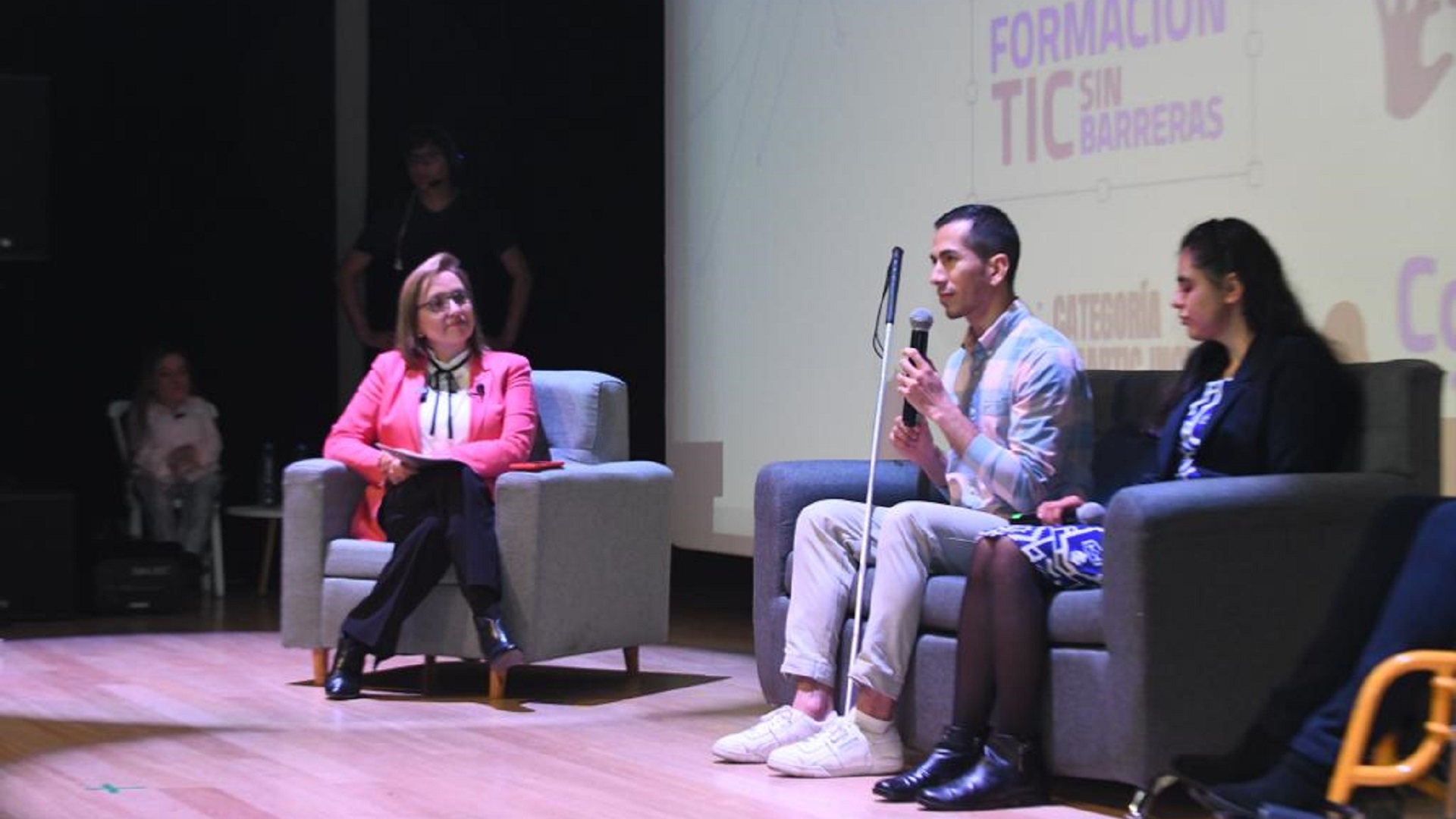 Foto: La ministra TIC Carmen Ligia Valderrama Rojas con Isaac Bello y Etel Olmos