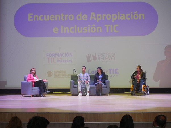 En la imagen: Conversatorio entre la Ministra TIC y tres beneficiarios de los programas de inclusión.