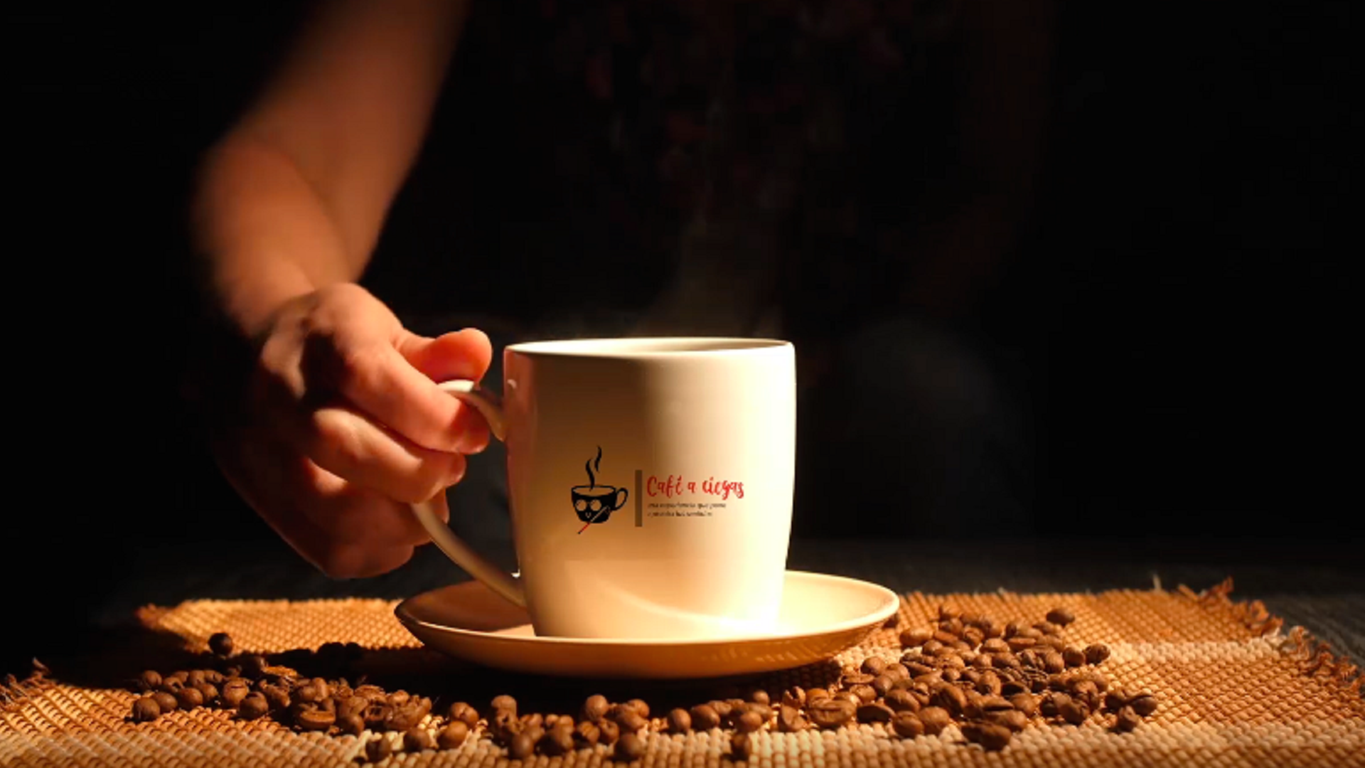 En la imagen: una mano agarrando una taza de café: cortesía de Café a ciegas