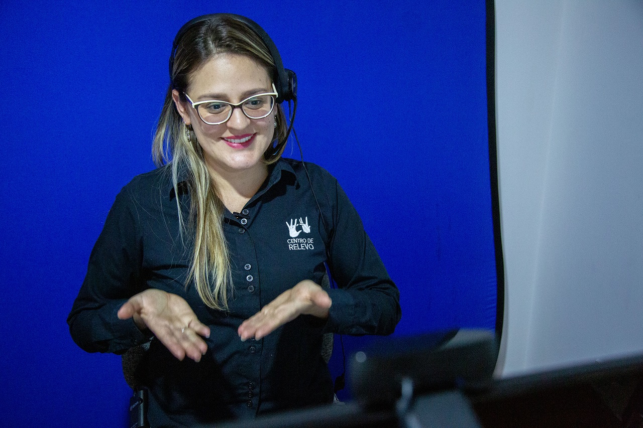 Valentina Barbosa realizando su trabajo como intérprete del Centro de Relevo